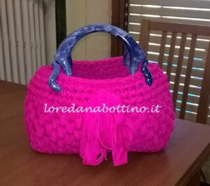 Borsa fucsia con manici blu a punto canestro